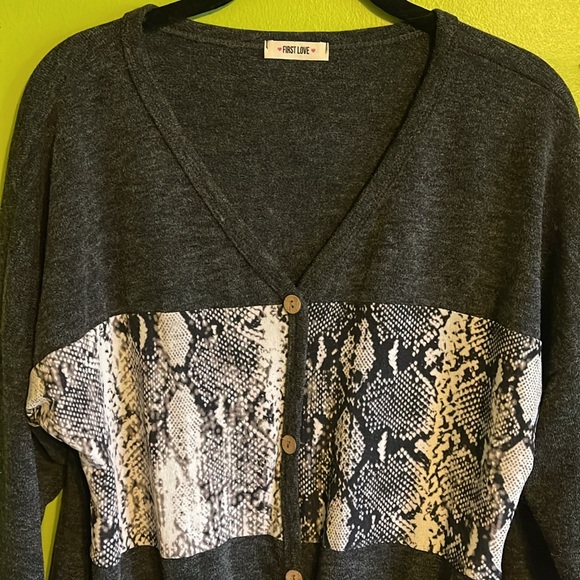 First Love Gray, Cream & Black Top With Snakeskin Print Size L - Picture 2 of 5